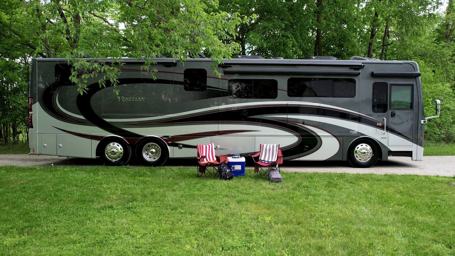 2022 Thor Venetian Class A Diesel Pusher RV Westoria Full Body Paint Lifestyle