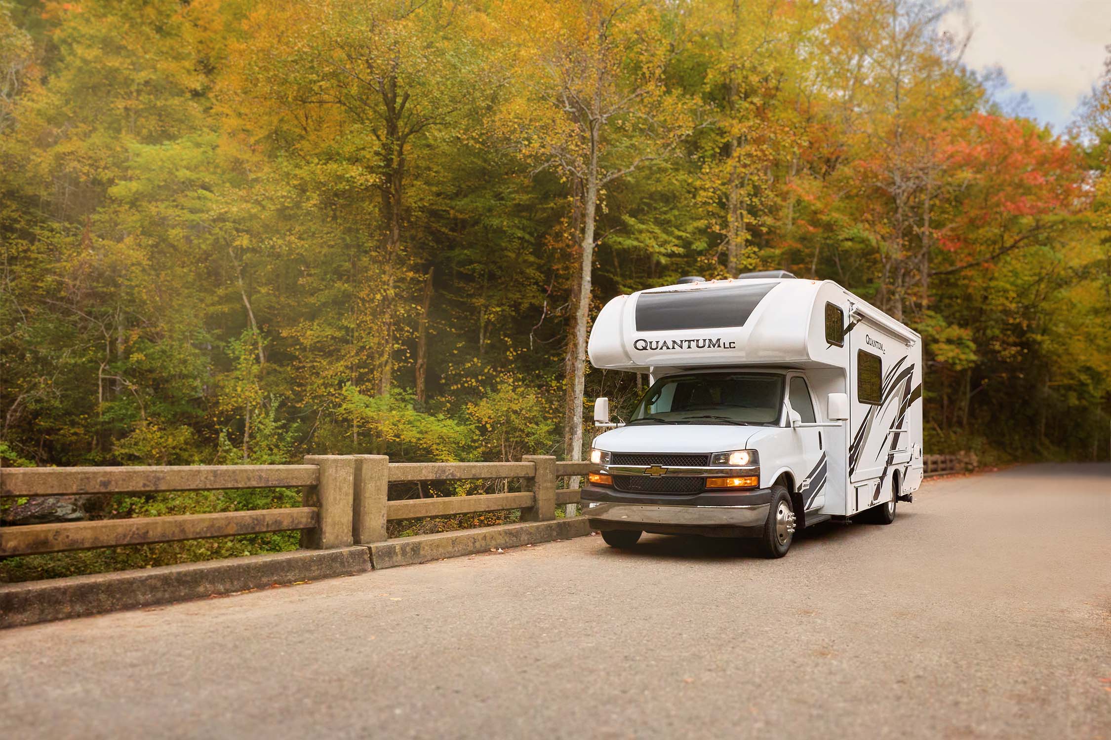 2022 Thor Quantum Class C RV Lifestyle tennessee shoot bridge shot
