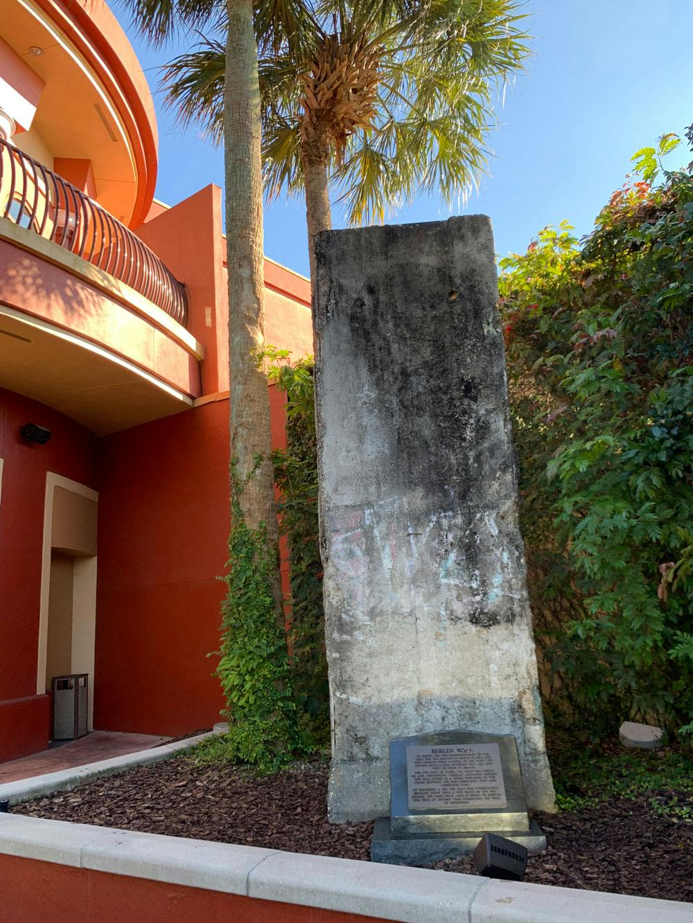 Blog Springtime in Florida Hagens berlin wall