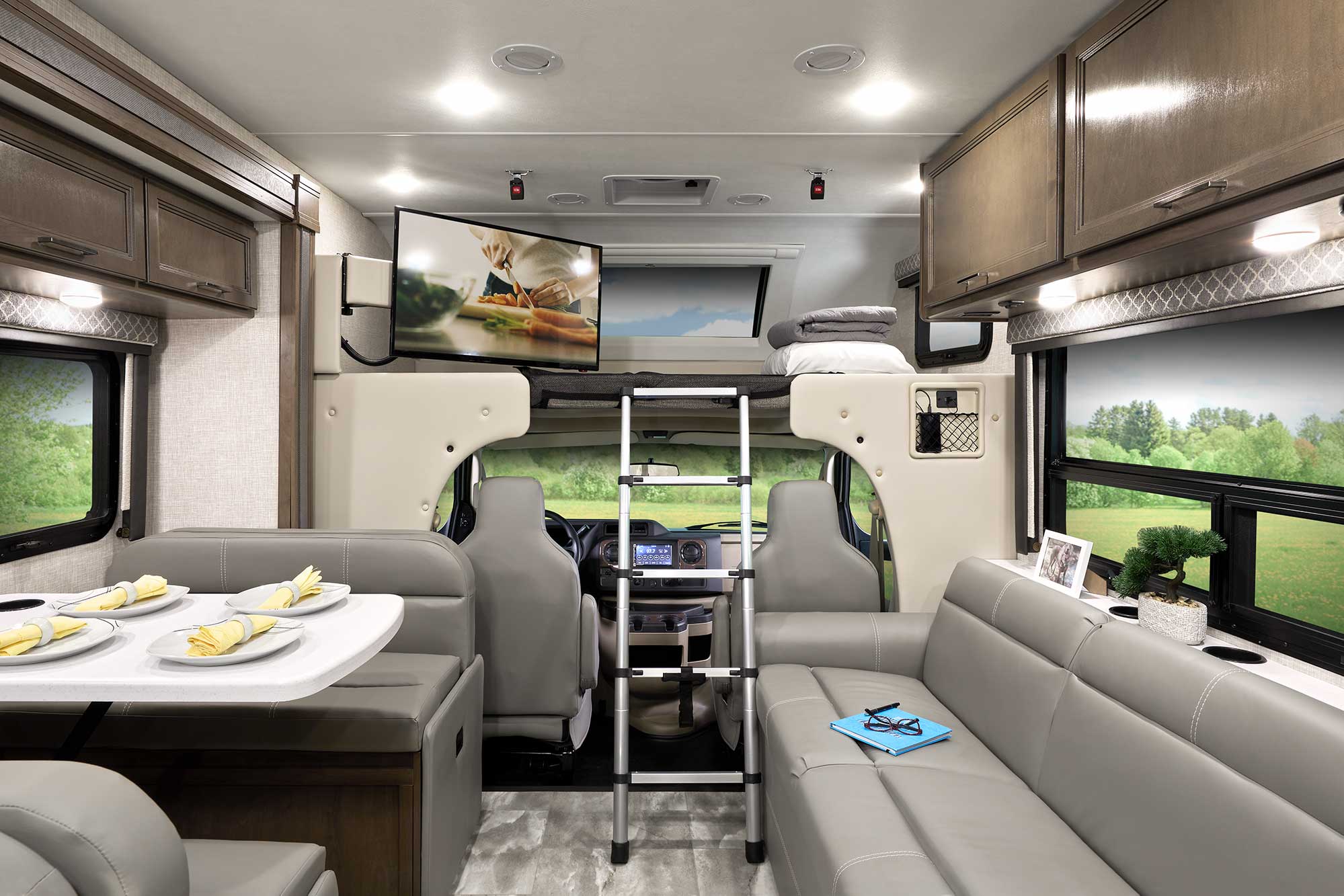2022 Thor Quantum Class C RV LF31 Overhead Bunk -Cloud Nine Carolina Cherry Cabinetry