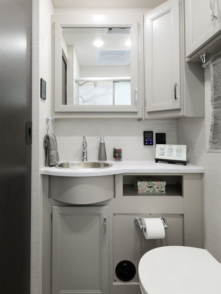 2025 Outlaw WWE 38M Bathroom
