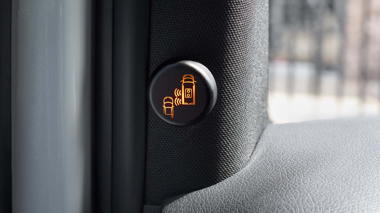 2025 mercedes benz blindspot warning
