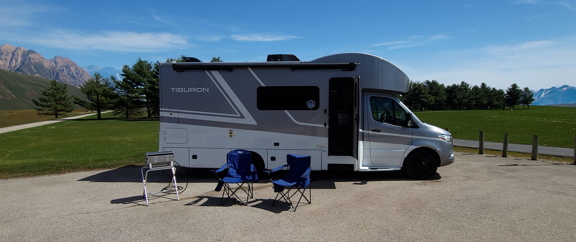Tiburon in front of mountains