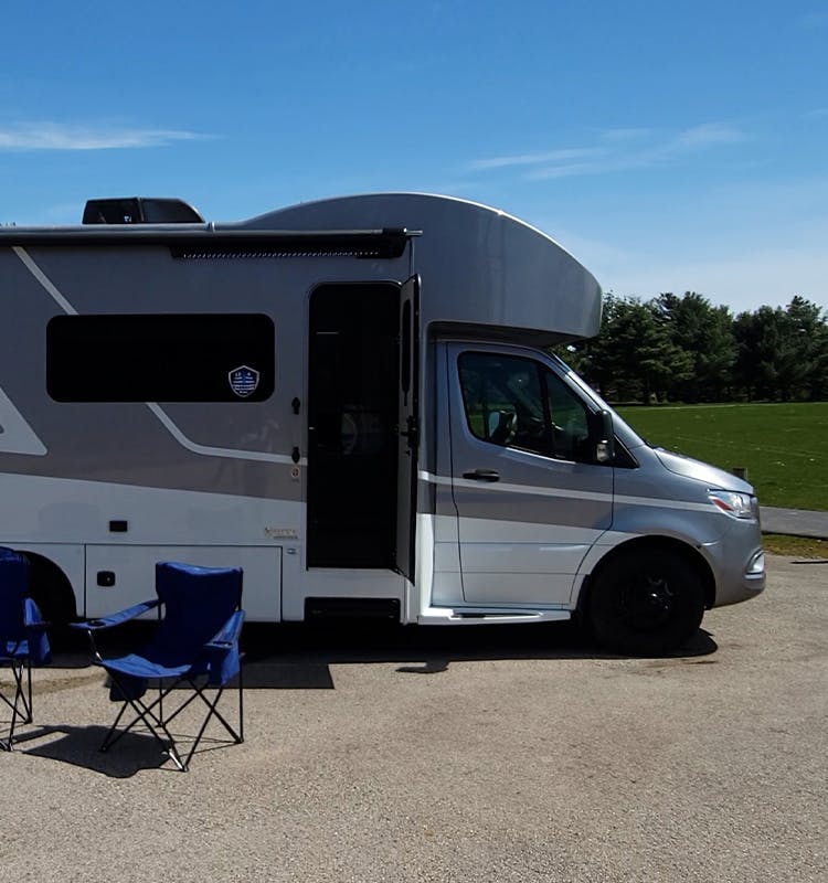 Tiburon in front of mountains