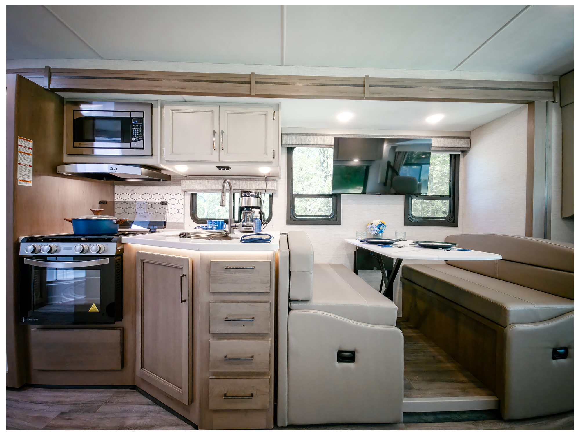 2026 ACE 32B Grand Haven Retreat Collection Kitchen and Dinette