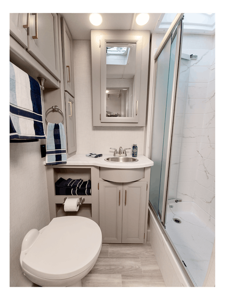 2026 Windsport 29L Meda Granite Cali Collection Bathroom
