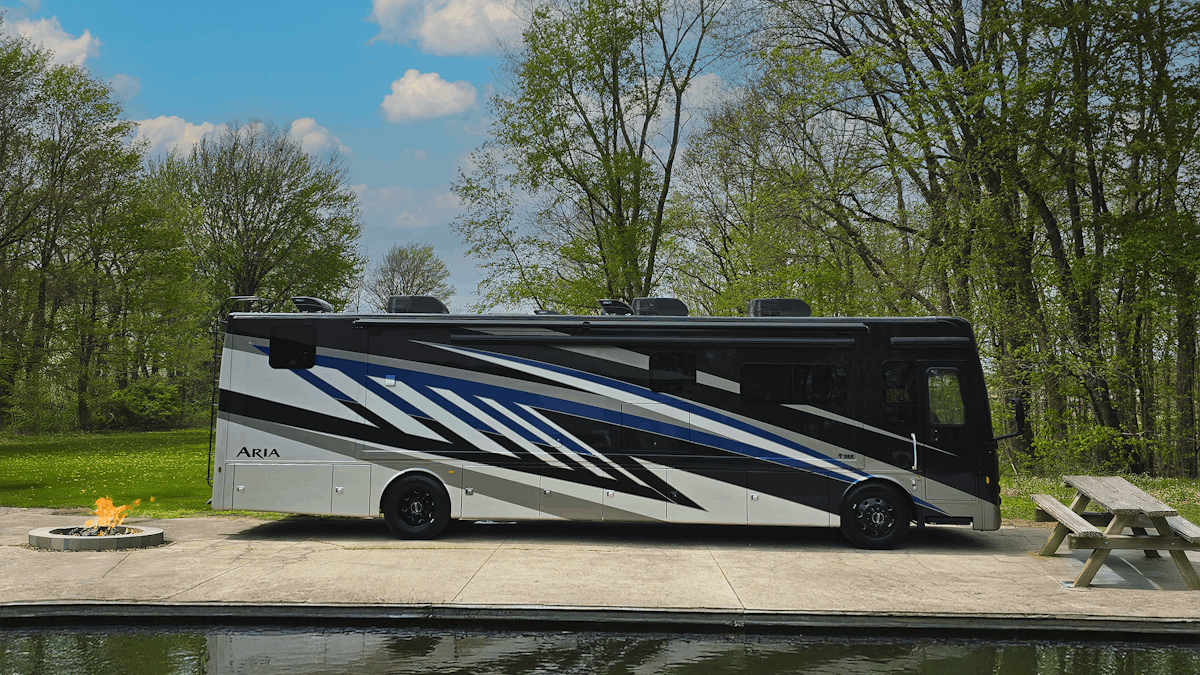 2026 Aria 3901 Cobalt Exterior