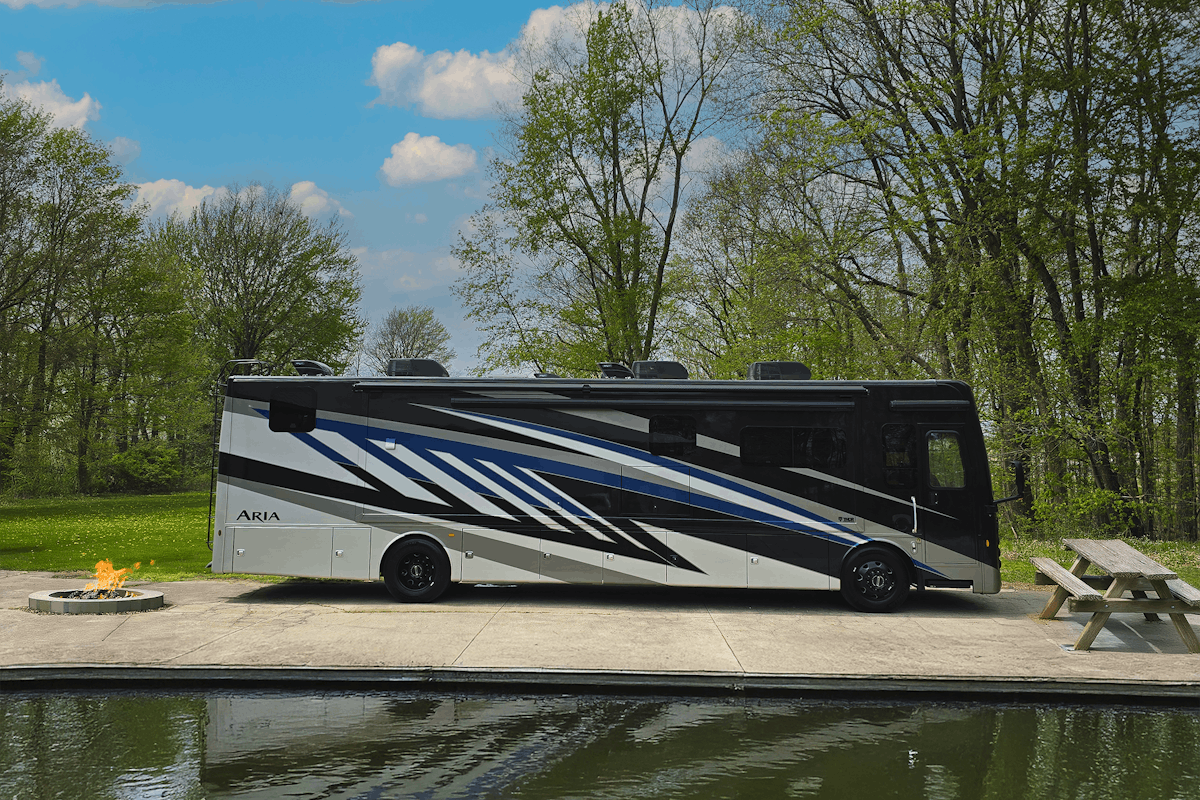 2026 Aria 3901 Cobalt Exterior