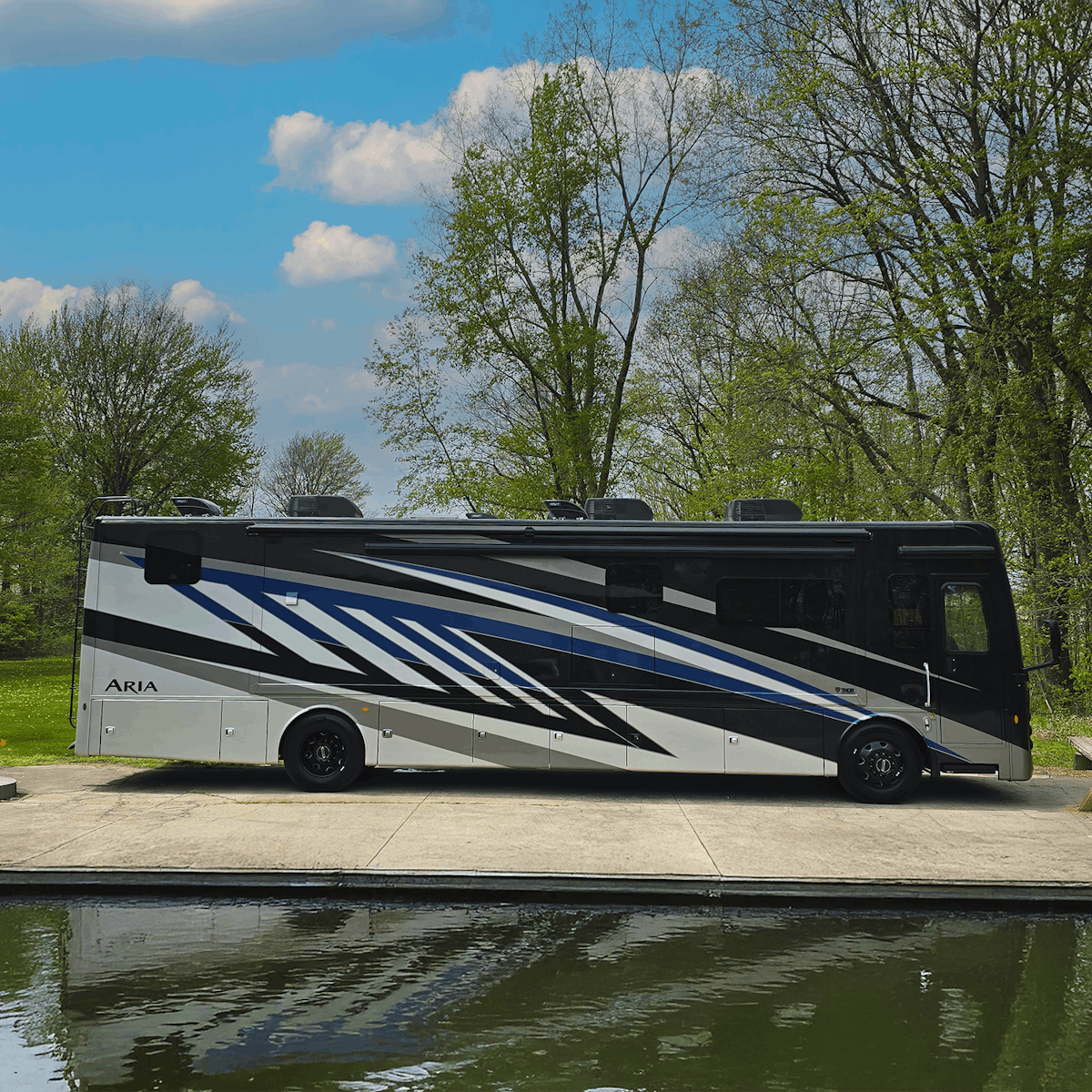 2026 Aria 3901 Cobalt Exterior