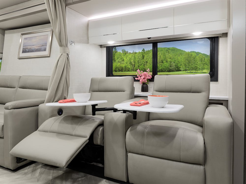 2026 Tiburon 24FB Sunlit Silver2 Cali Collection Theater Seats