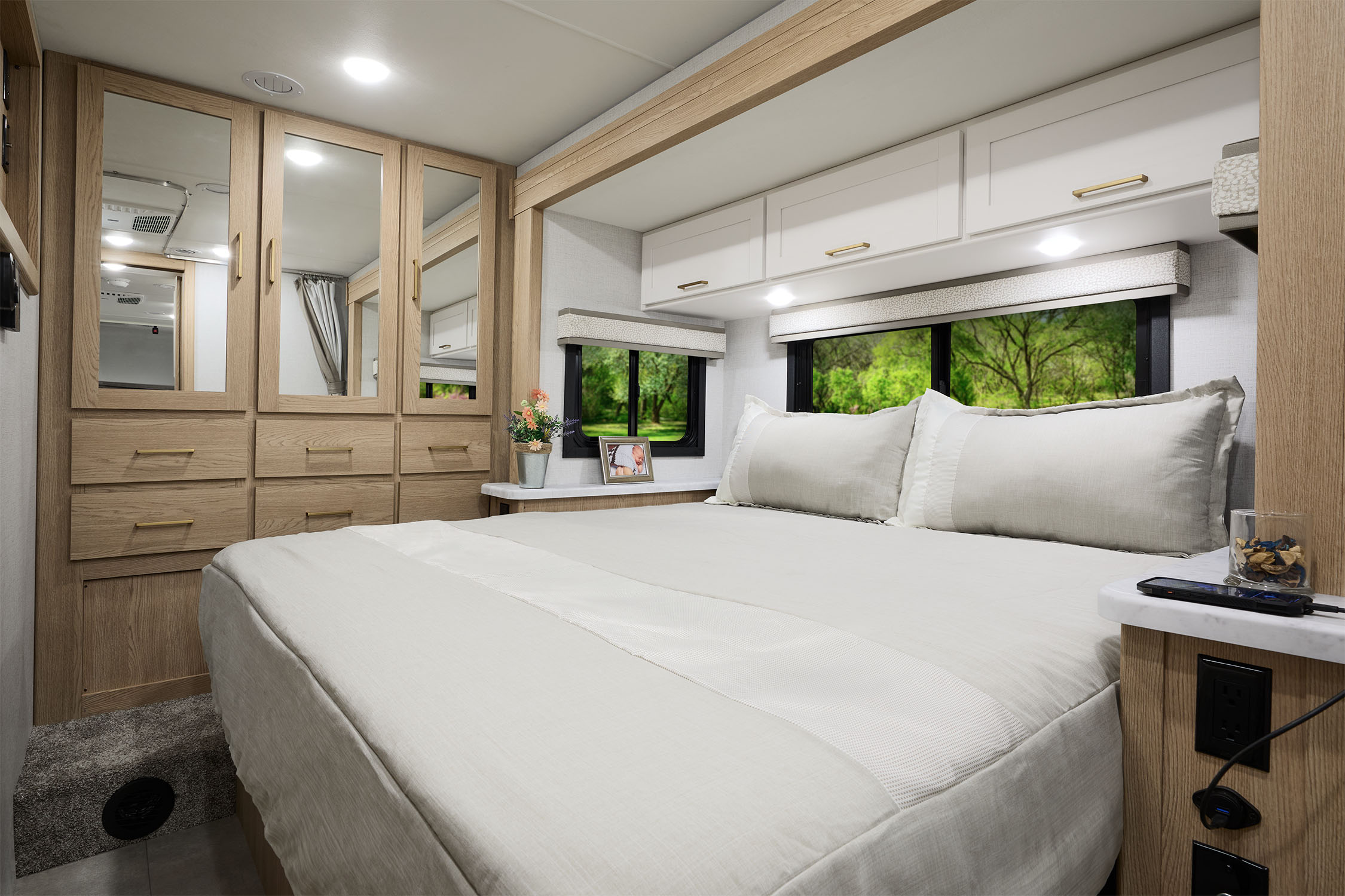 2026 Chateau 29K Snow Leopard Hampton Collection Bed