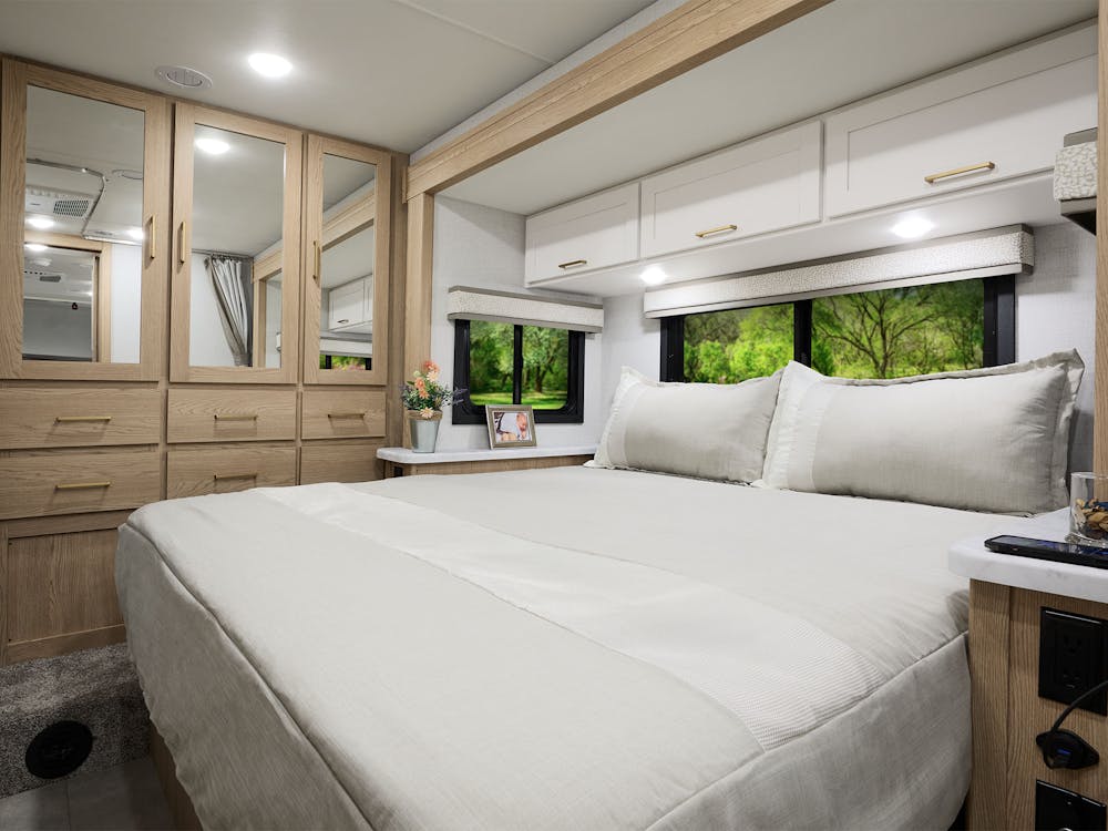 2026 Chateau 29K Snow Leopard Hampton Collection Bed