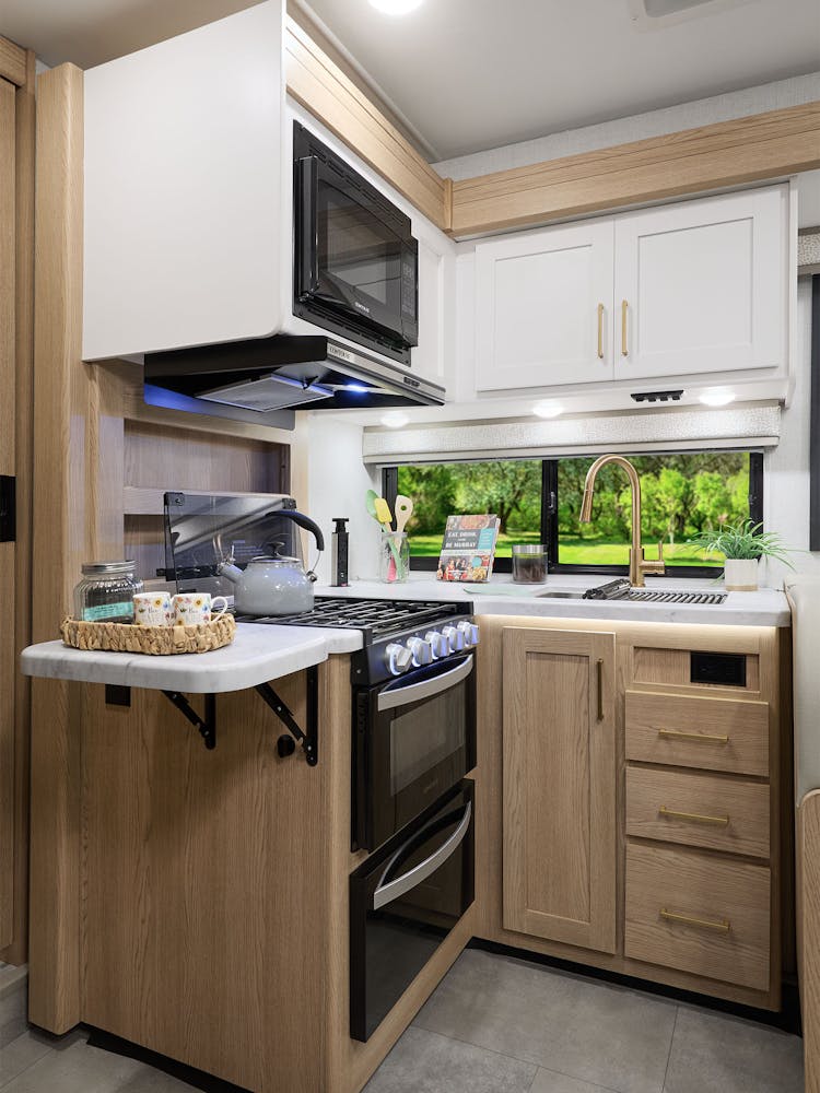 2026 Chateau 29K Snow Leopard Hampton Collection Kitchen