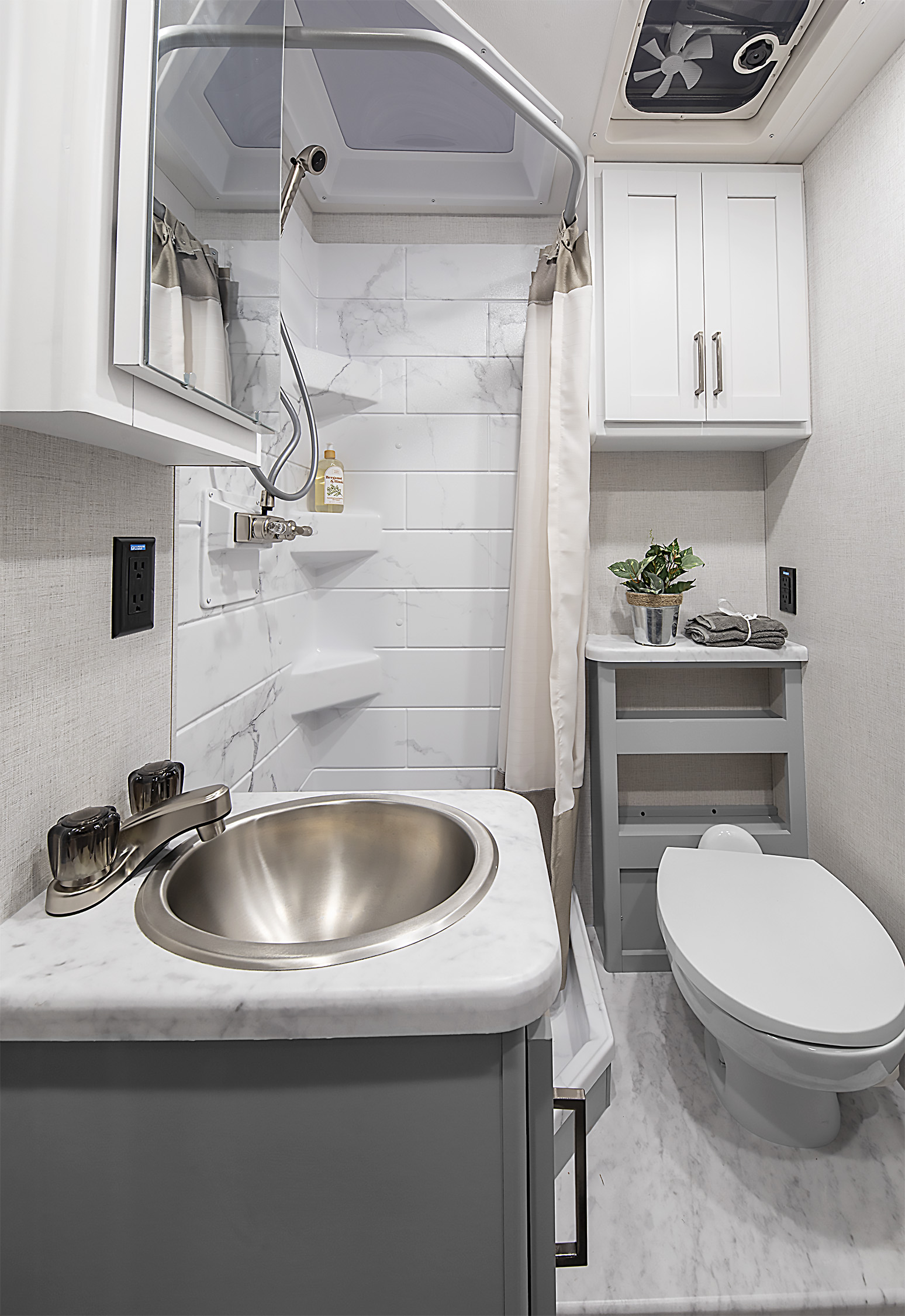 2026 Chateau 25Z Silk Haze & Cali Collection Bath