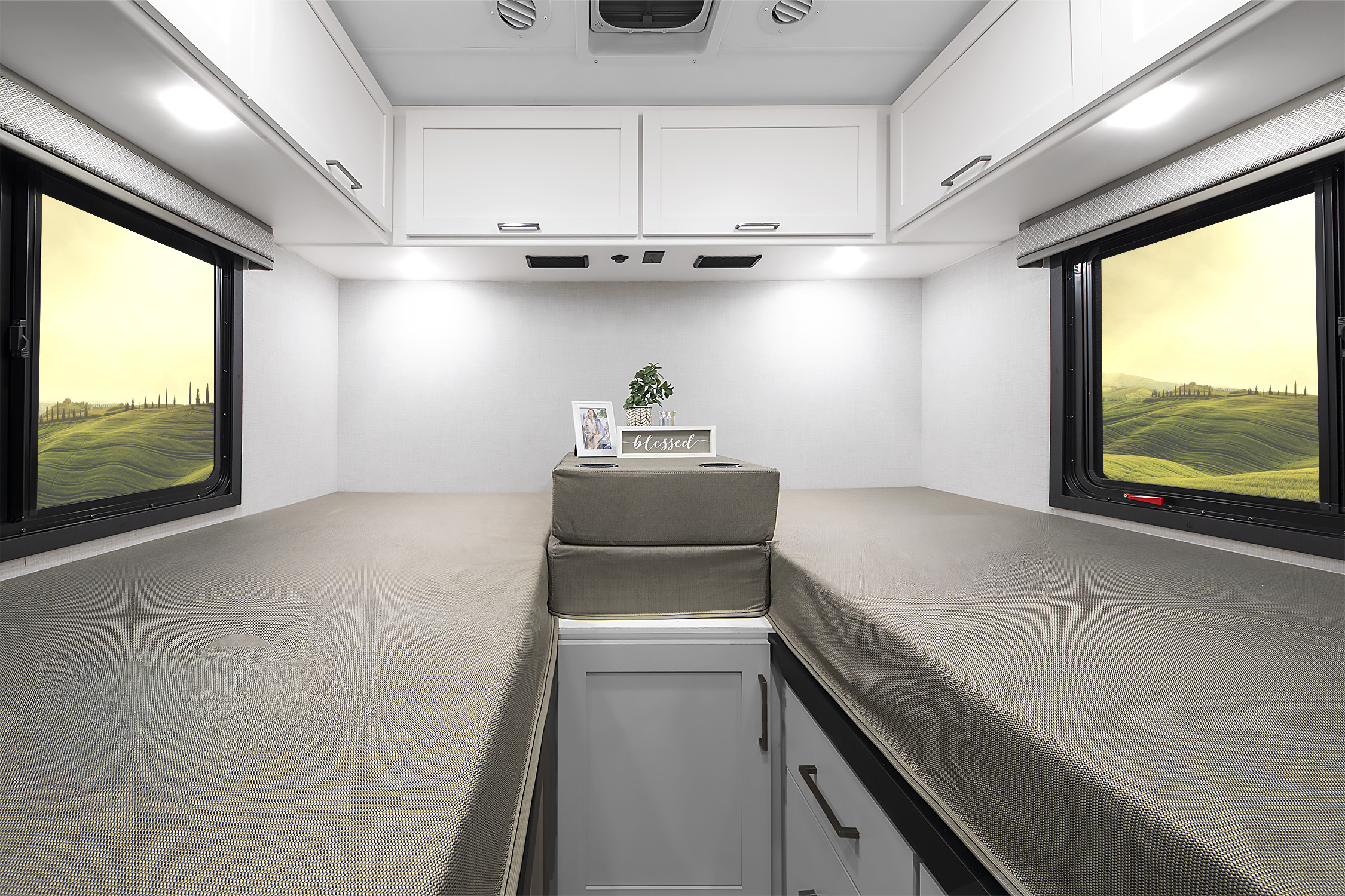 2026 Chateau 25Z Silk Haze & Cali Collection Bed