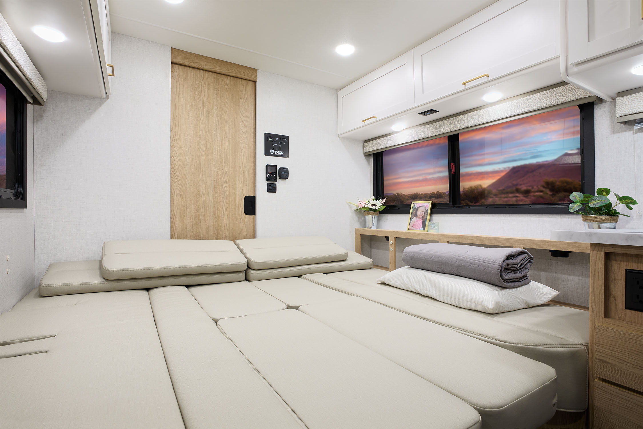 2026 Chateau 19X Snow Leopard Hampton Collection Bed Conversion