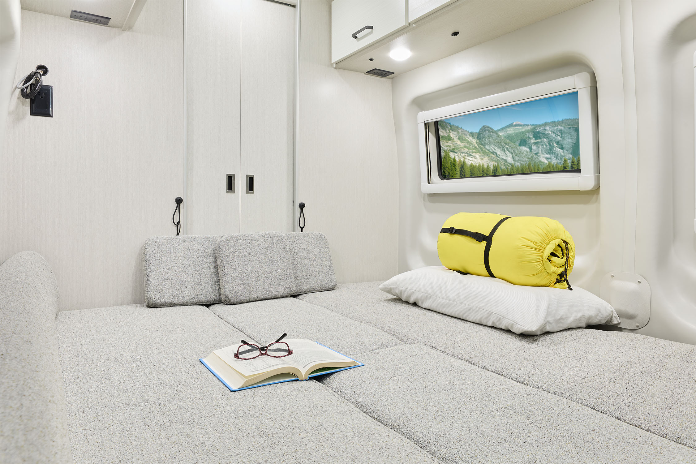 2026 Palladium 1930 Alpine White Conversion Bed