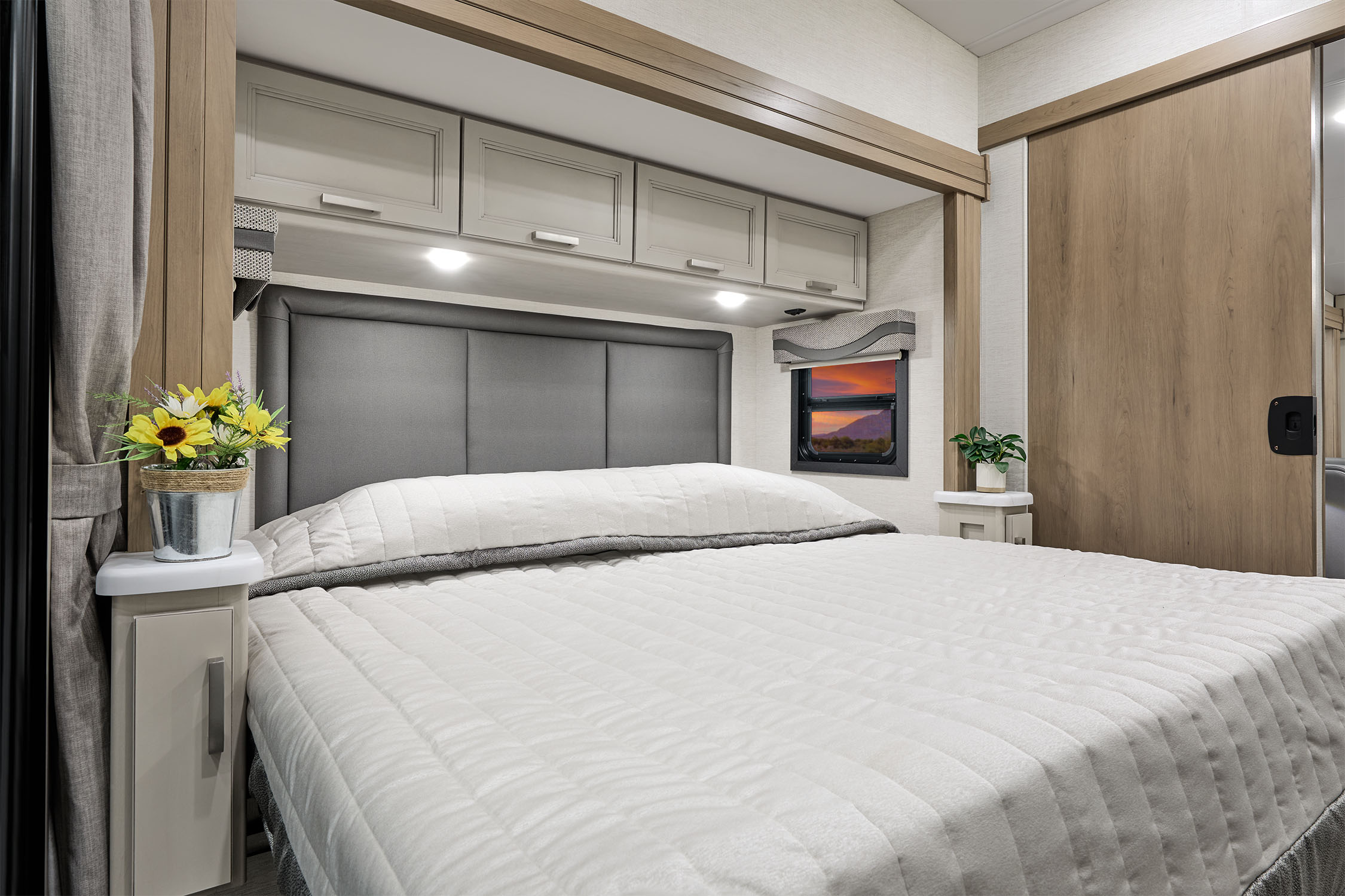 2026 Outlaw WWE 38K Night Raven Park Collection Bedroom