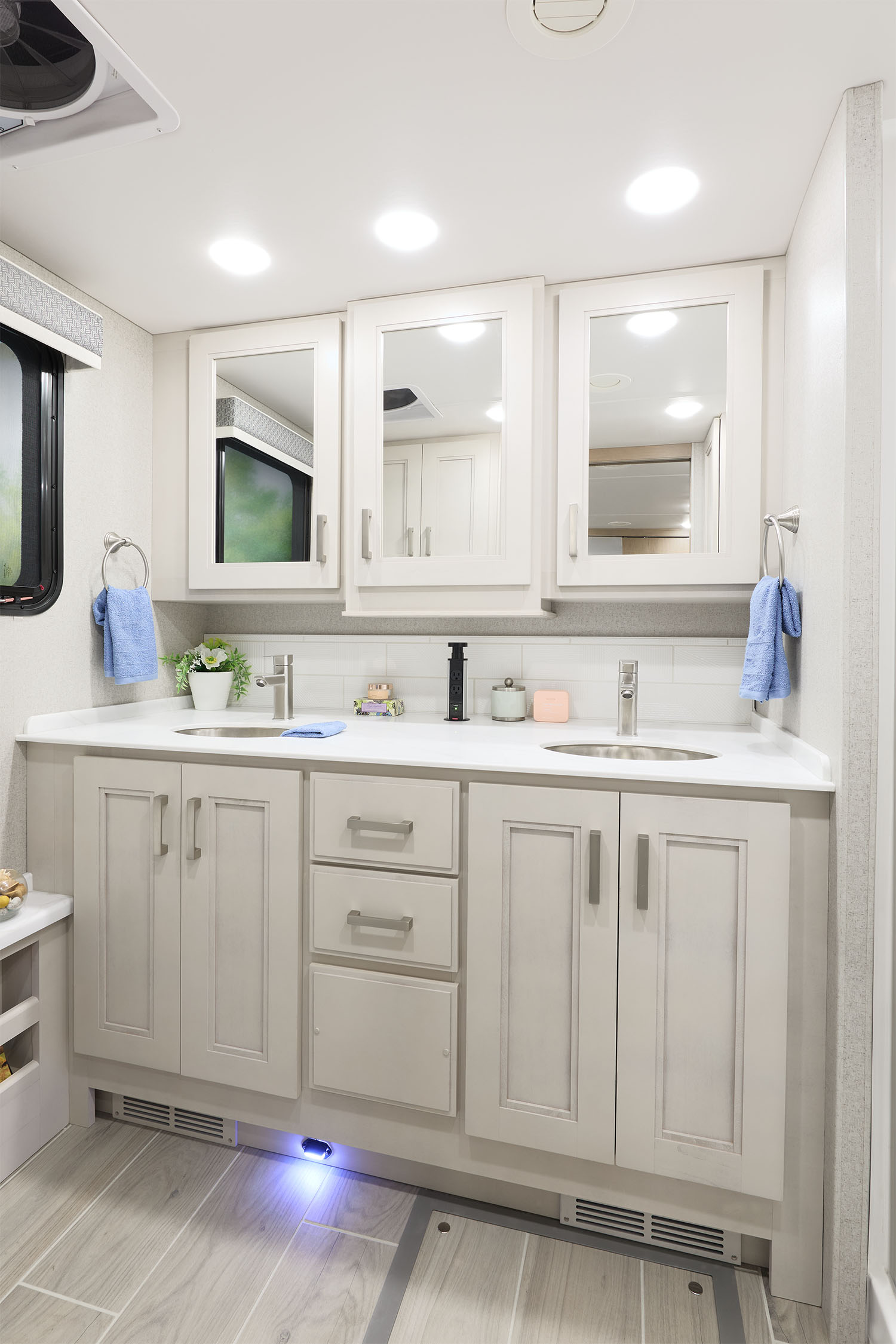 2026 Aria 3901 Modavi4 with Chalet Collection Bath