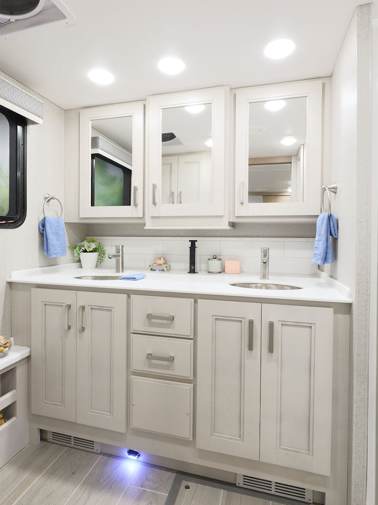 2026 Aria 3901 Modavi4 with Chalet Collection Bath