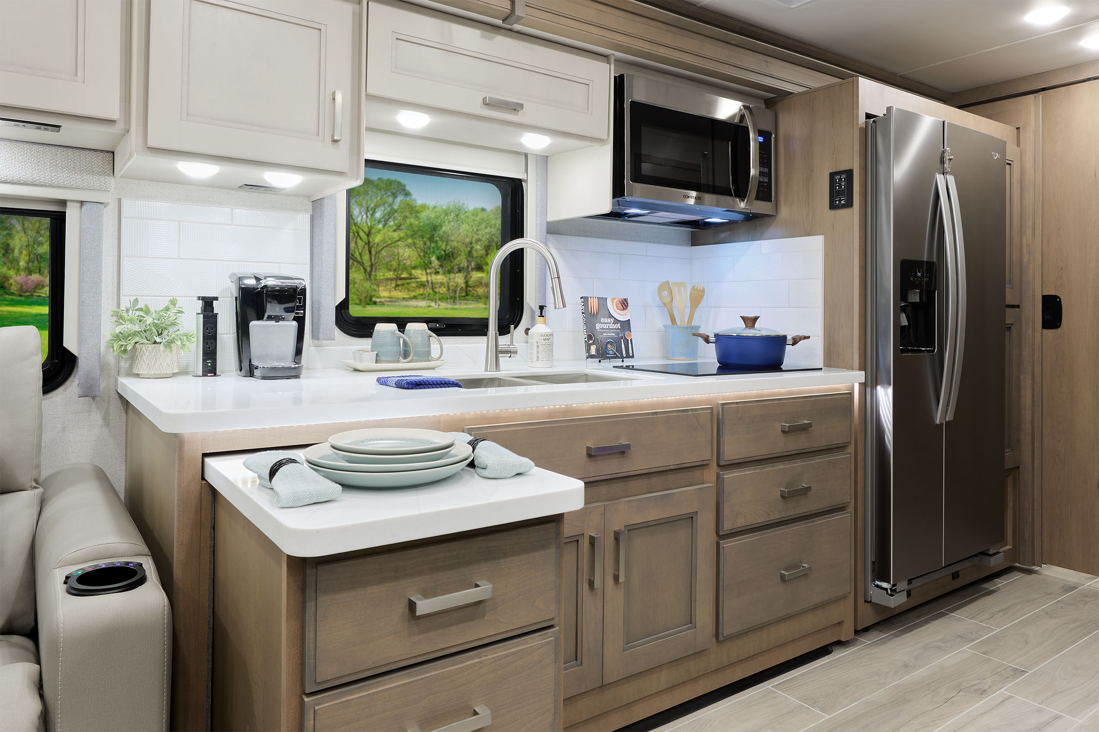 2026 Aria 3901 Modavi4 with Chalet Collection Kitchen