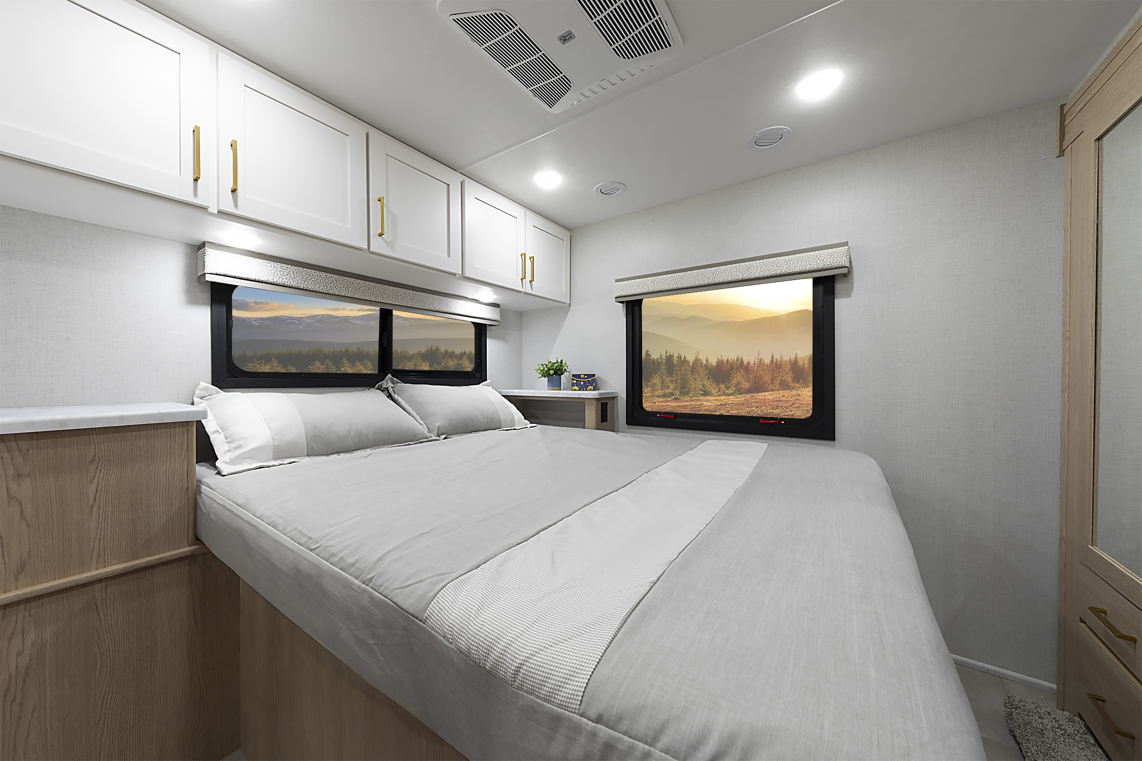 2026 Chateau 31E Snow Leopard & Hampton Collection Bed 2