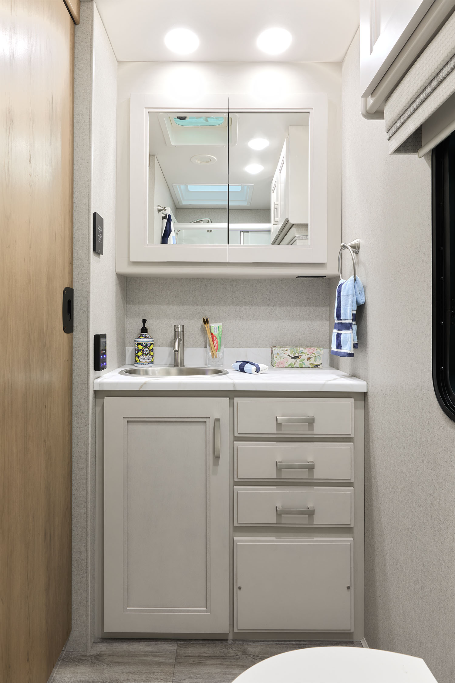 2026 Inception 38XL North Island 2 Chalet Collection Bath