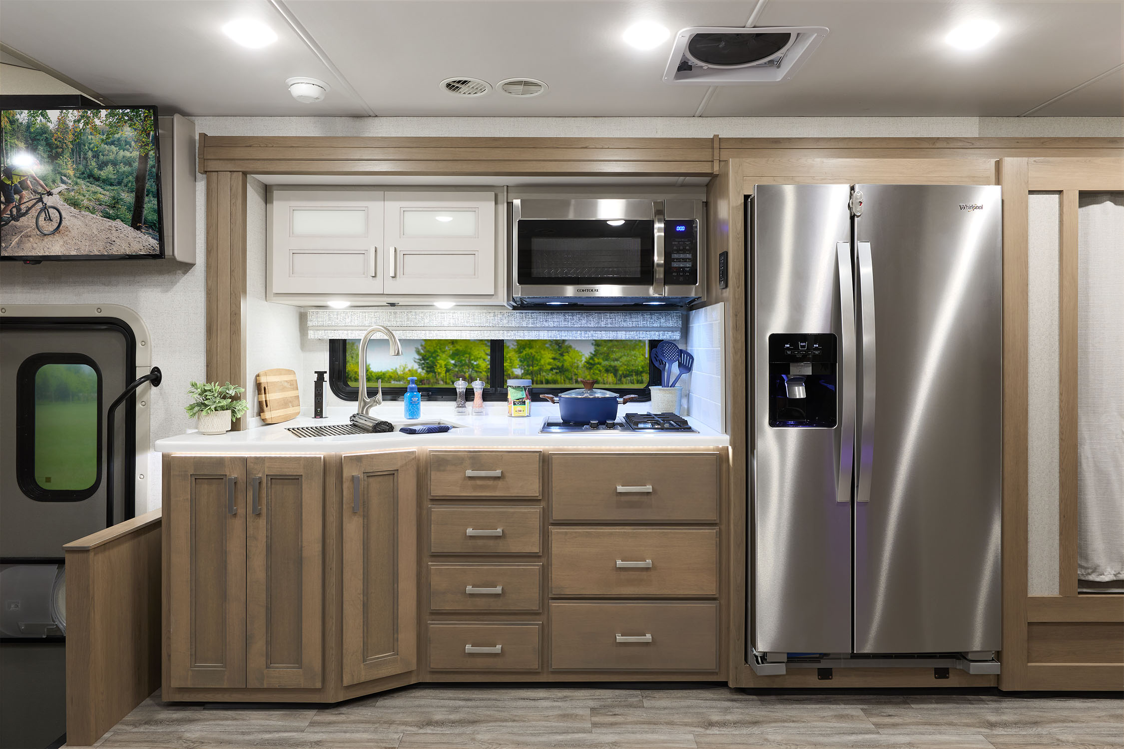 2026 Inception 38XL North Island 2 Chalet Collection Kitchen
