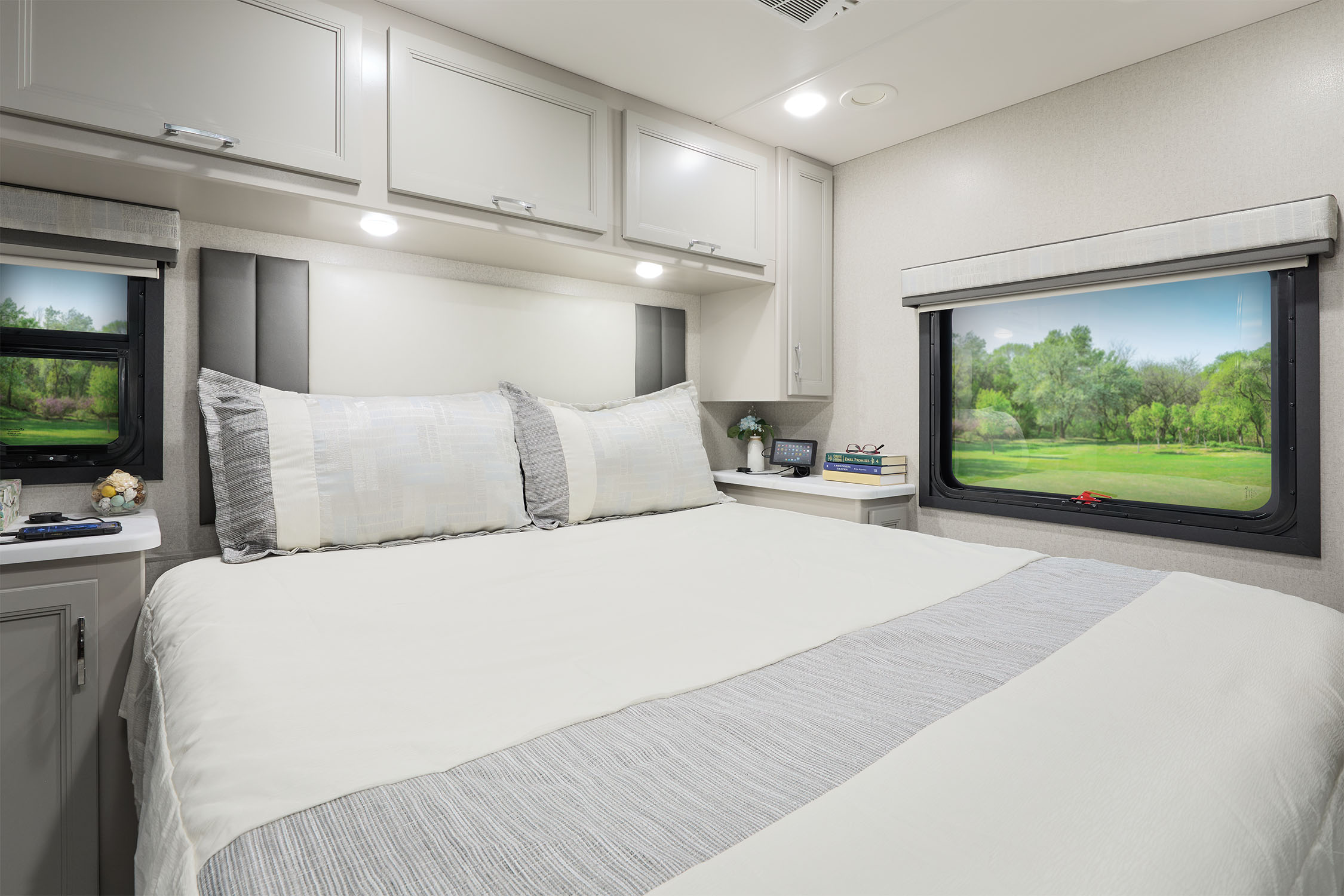 2026 Omni Trail R36 Morning Breeze Brighton Collection Bedroom