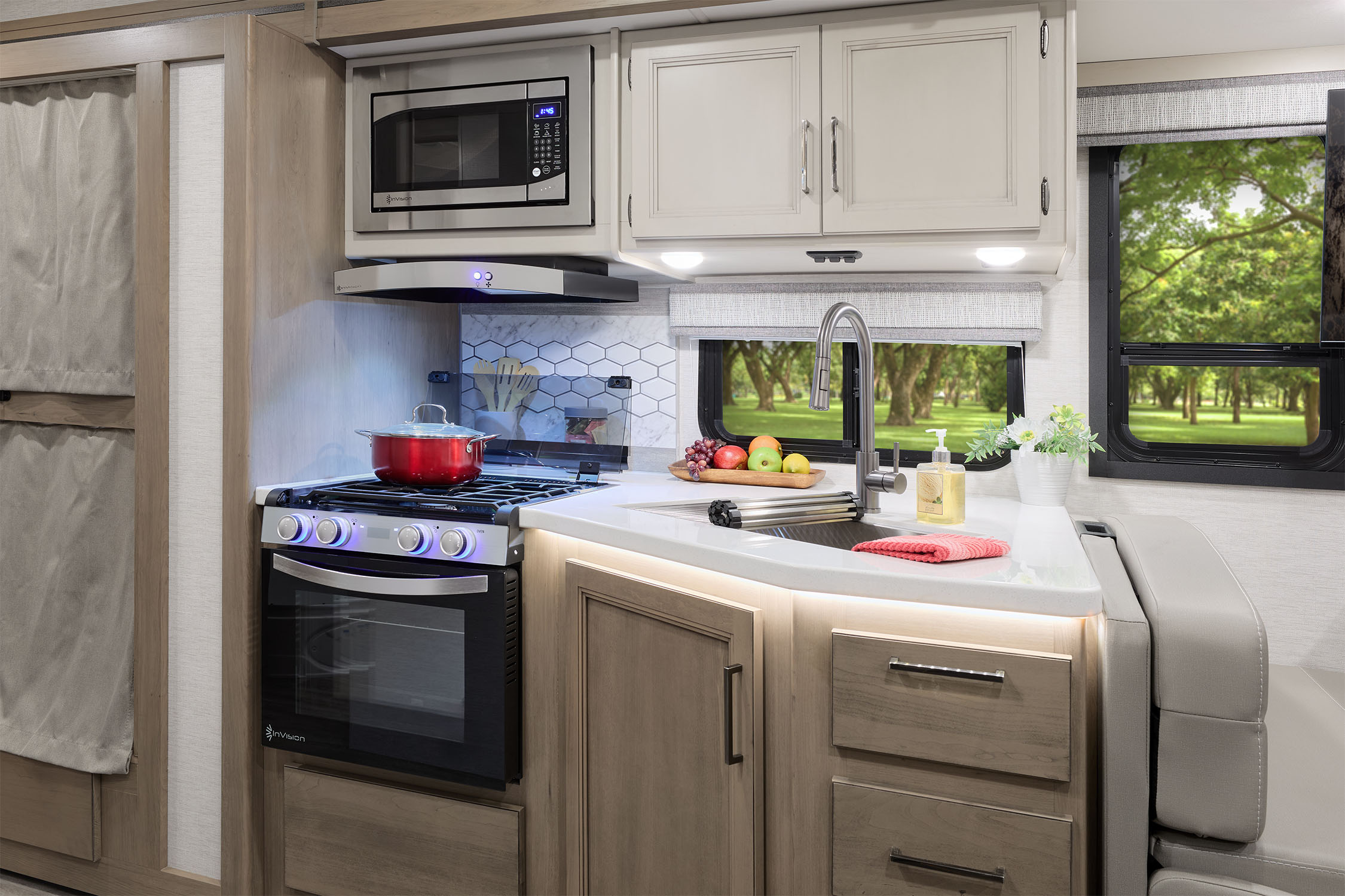 2026 ACE 32B Grand Haven & Retreat Collection Kitchen