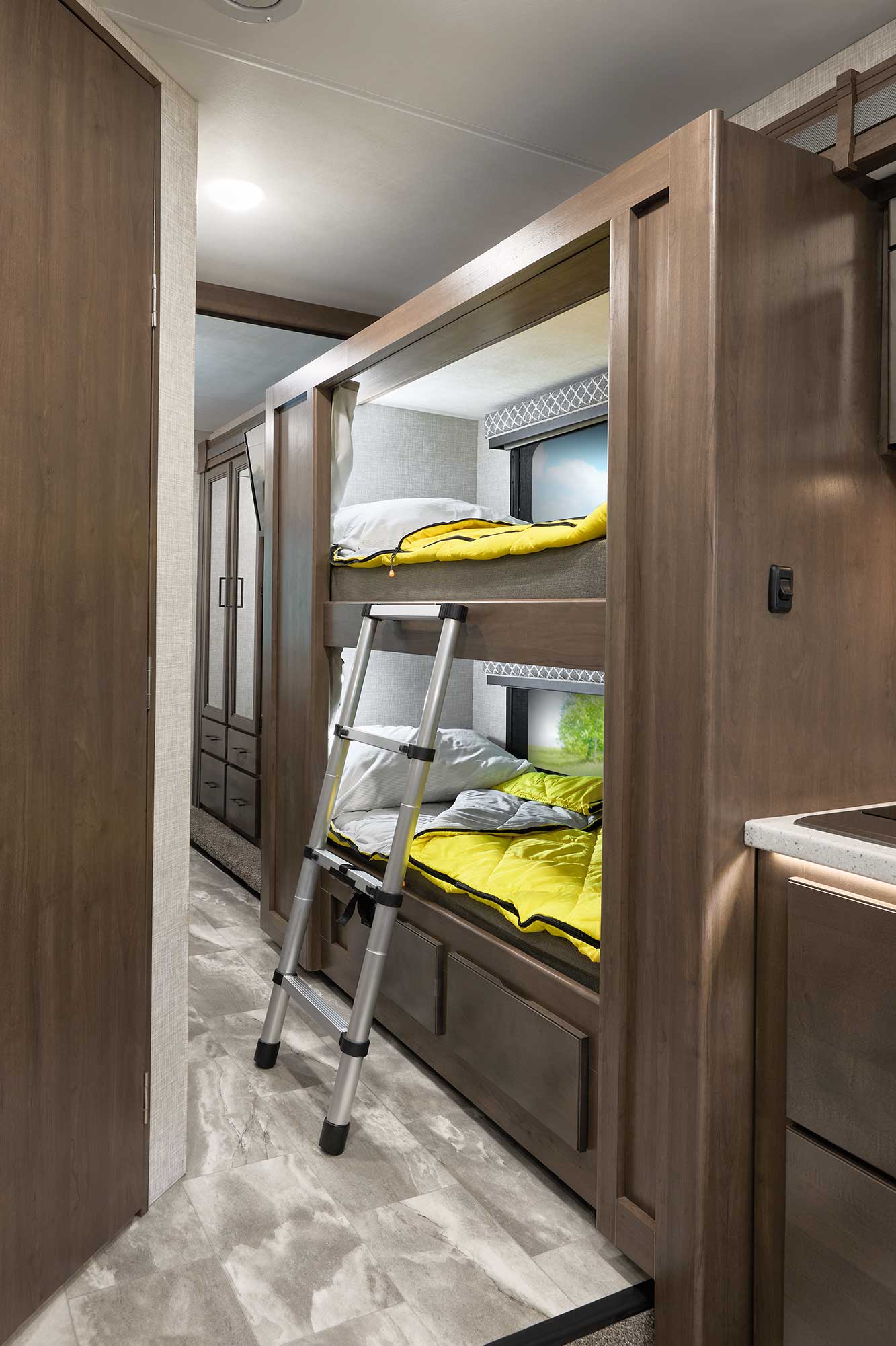 2022 Thor Quantum Class C RV LF31 Bunk Beds - Cloud Nine Carolina Cherry Cabinetry